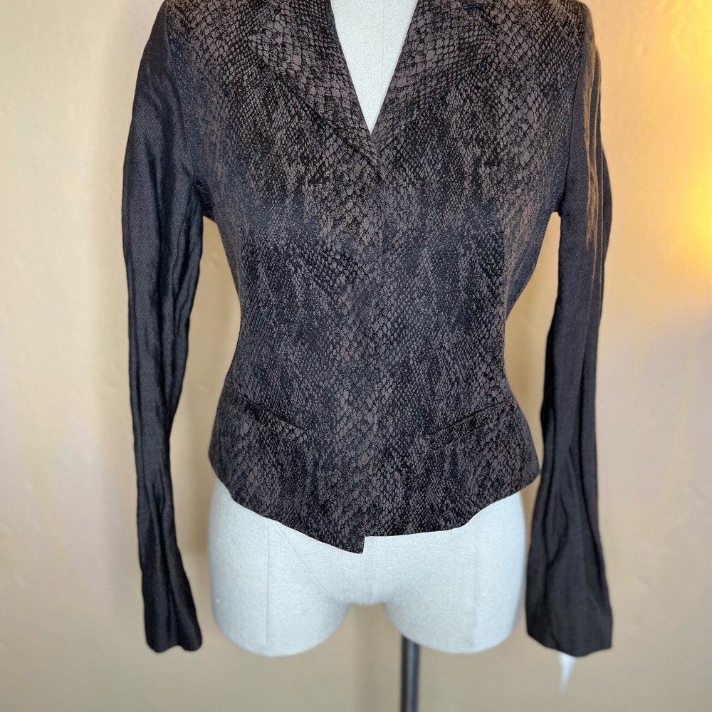 Tahari Snakeprint fitted snap closure blazer, size 6